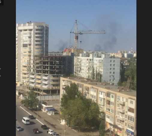 В Ленинском районе Астрахани тушат крупный пожар