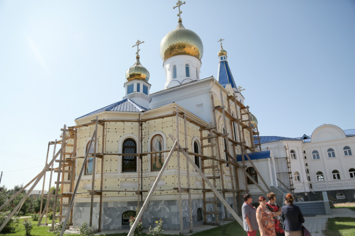 Дороге к храму быть