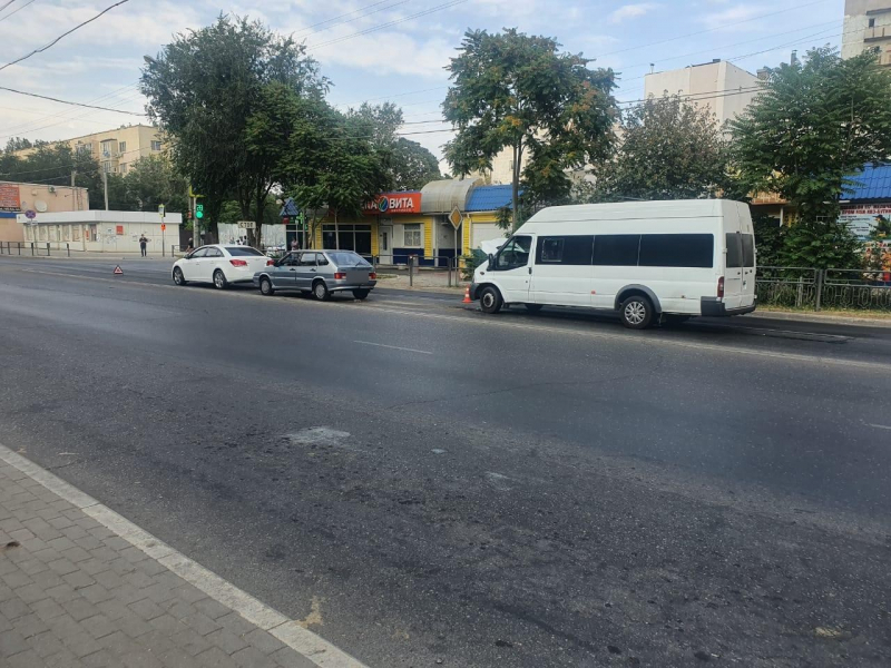 В Астрахани маршрутка устроила тройную аварию