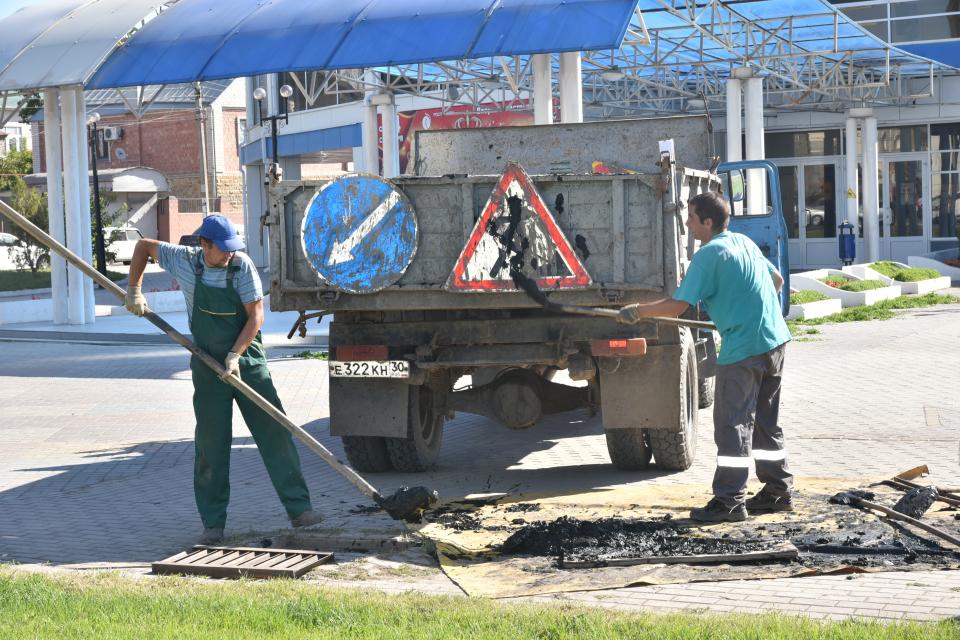В Астрахани прочищают ливневку, ставят на место ворованные решетки