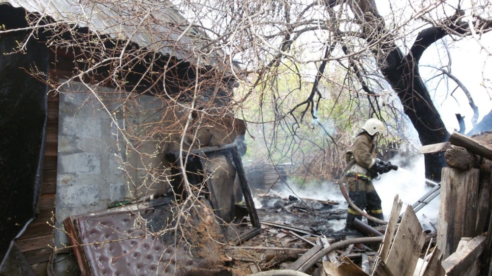 На одной из астраханских улиц одновременно сгорели два дома