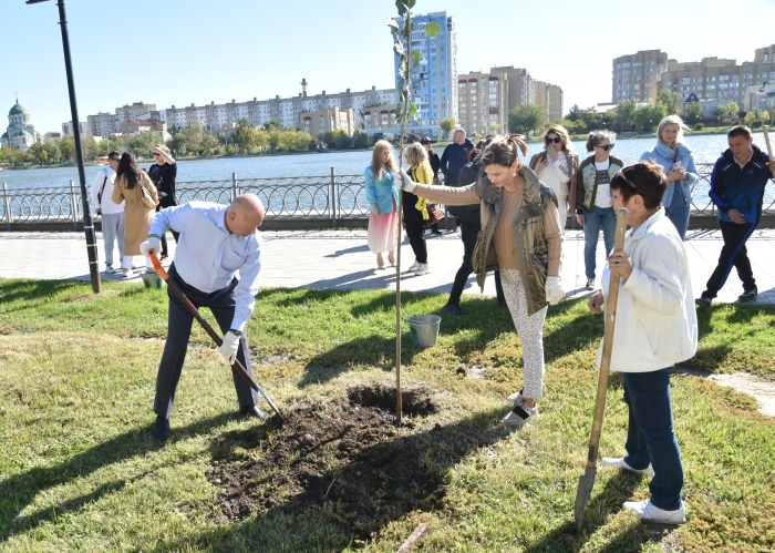 В Астрахани на Аллее семьи высадили новые деревья