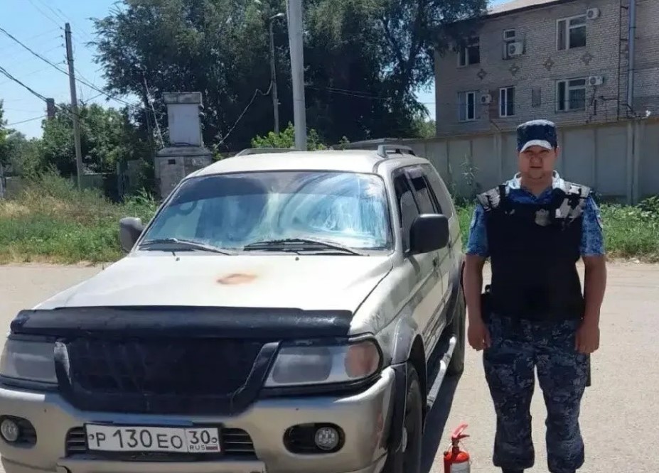 Астраханский пристав спас автомобиль, припаркованный девушкой у отделения и задымившийся 