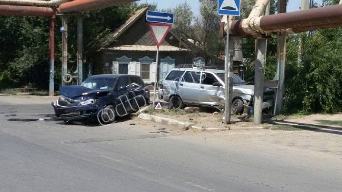 В жестком ДТП на перекрёстке пострадали две астраханки 