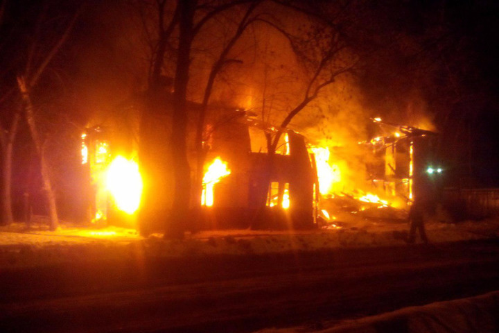 В Астрахани неслабо полыхал дом