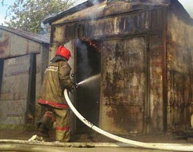 В Астрахани сгорели два гаража и автомобиль