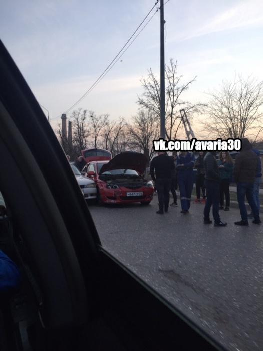 Экшн в Астрахани: два автомобиля выехали на встречку и столкнулись (ВИДЕО)