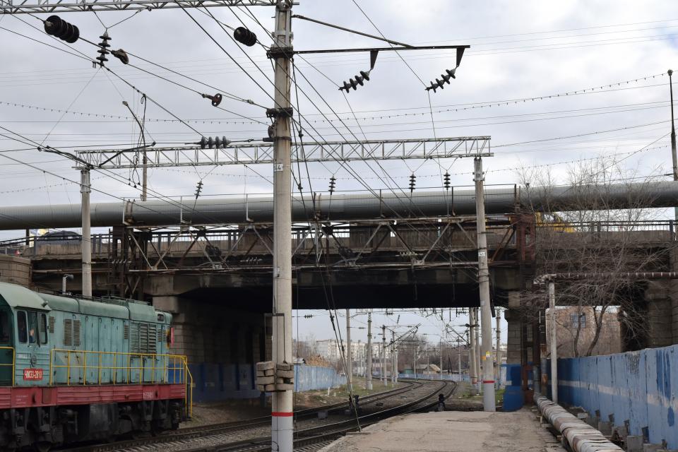 Астраханцам объяснили, почему ремонт путепровода продлится так долго