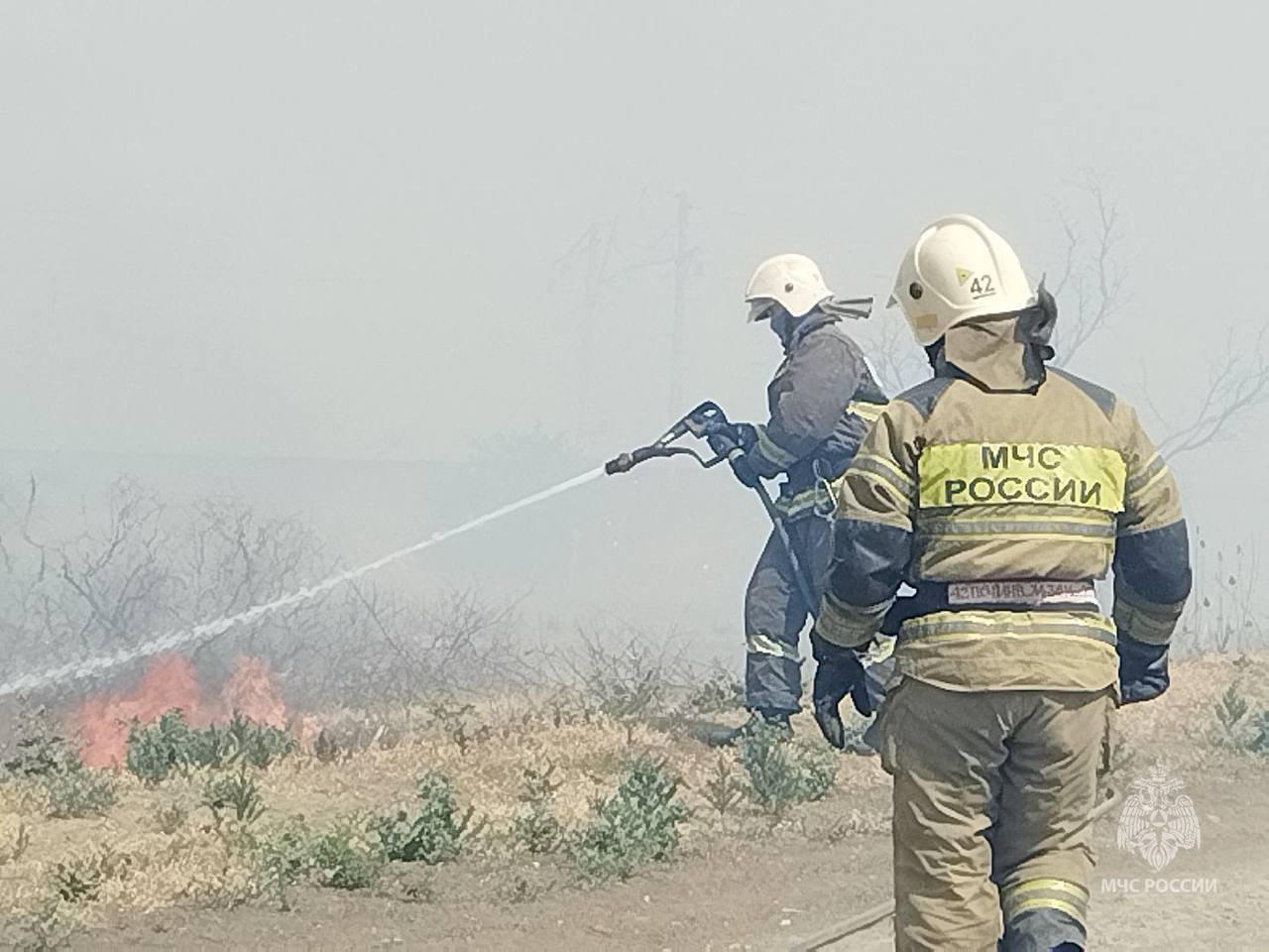Серьезный пожар бушует под Астраханью, к тушению привлекли пожарный поезд