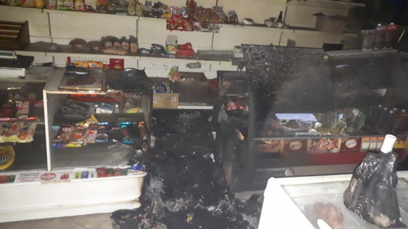 В Астрахани огонь едва не уничтожил магазин