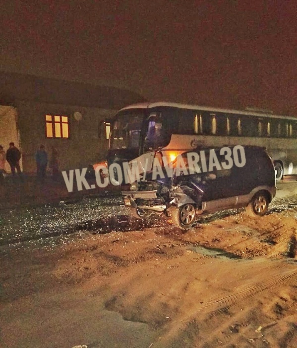 Автобус "Газпрома" смял под собой легковушку