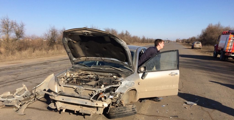 Под Астраханью автомобили не поделили дорогу: пострадал один человек