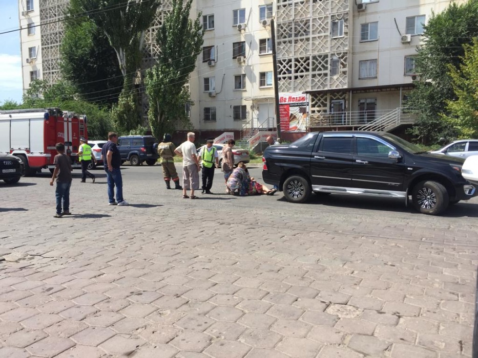 В Астрахани у торгового центра сбили женщину