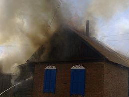 В Астрахани сгорел дачный домик