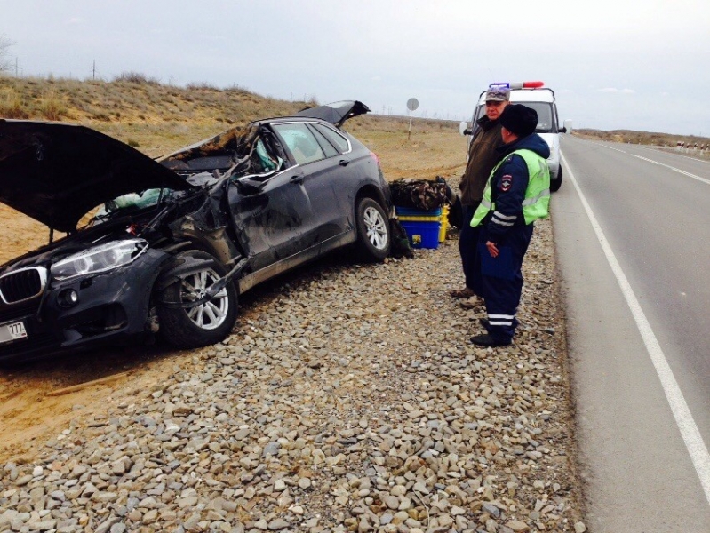 В Астраханской области иномарка протаранила вахтовый автобус из столицы