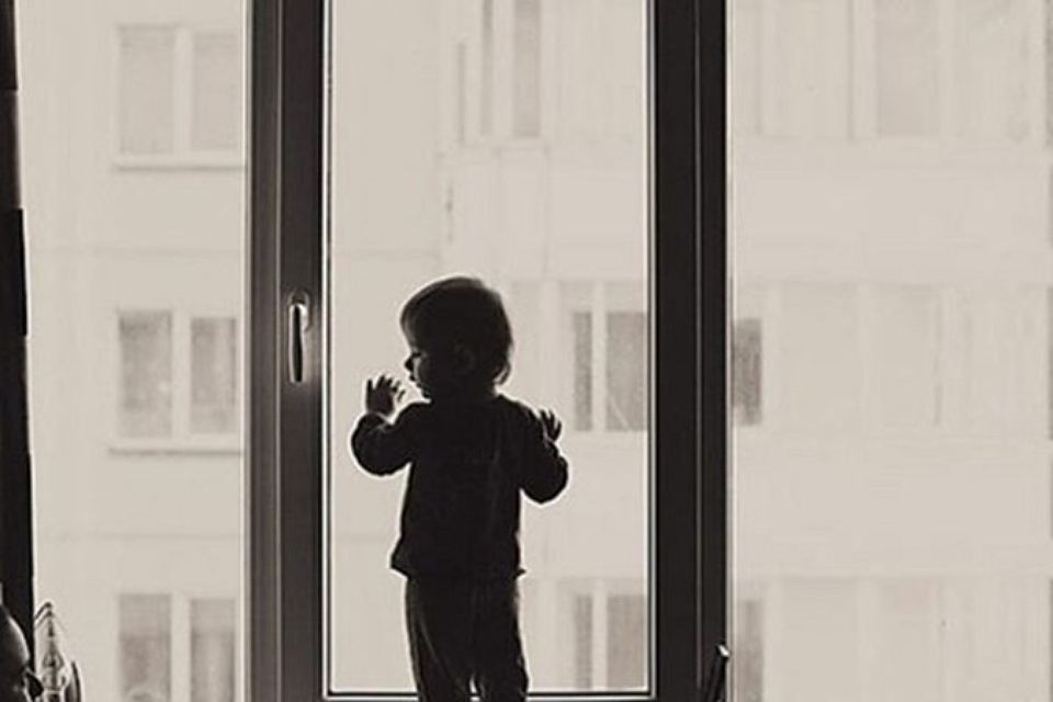 В Астрахани двухлетний мальчик, выпавший из окна восьмого этажа, выжил