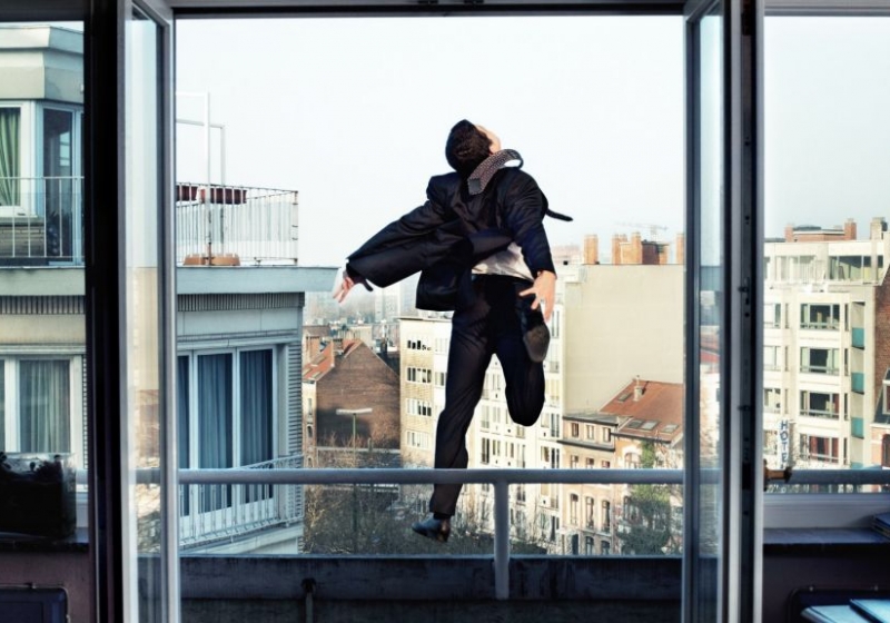 В Астрахани двое мужчин выпрыгнули с балкона, испугавшись полицейских