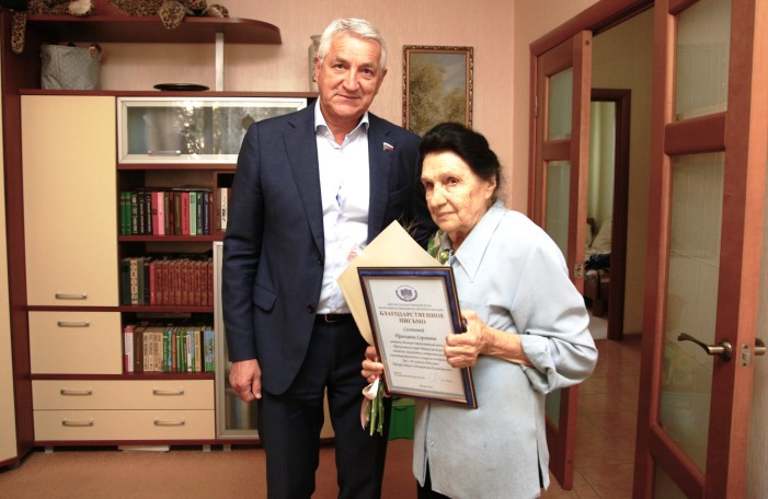 Депутат Госдумы Леонид Огуль поздравил с 90-летием астраханку Прасковью Сазонову