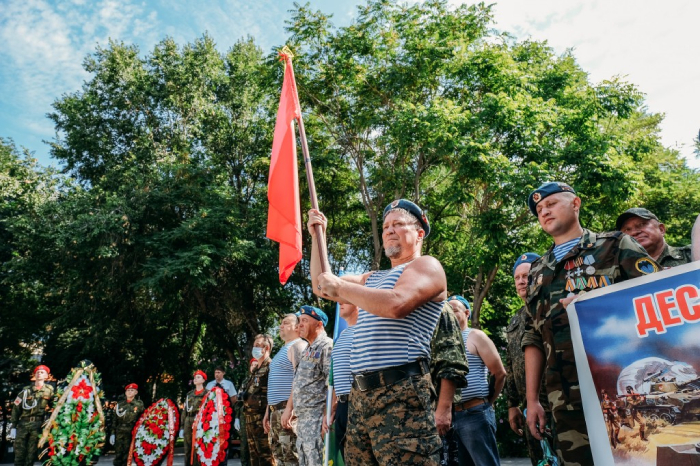 Астраханцы отмечают день ВДВ: урок мужества и поздравление от губернатора