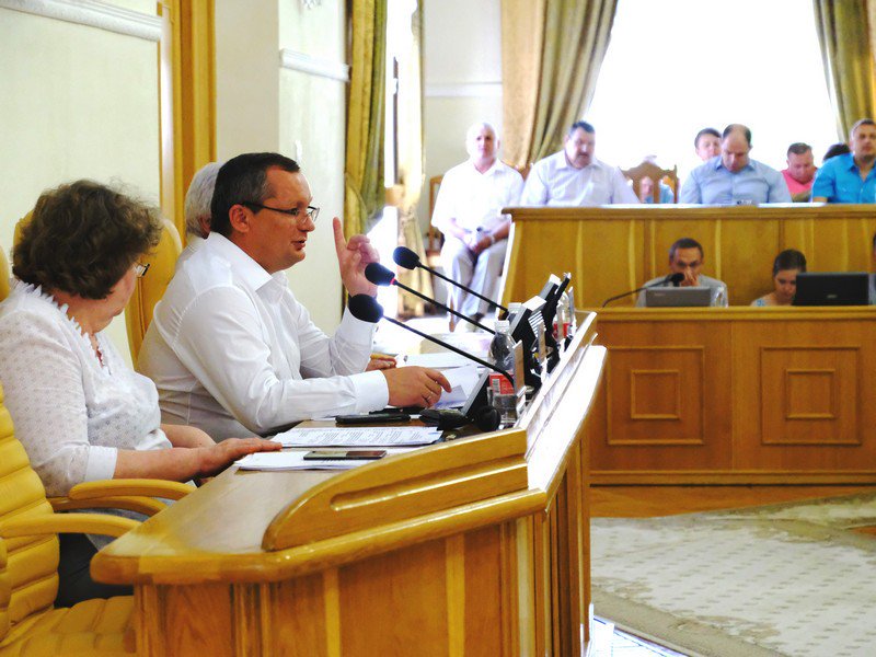 После долгих споров и обсуждений в Думе Астраханской области снова хотят сократить число депутатов