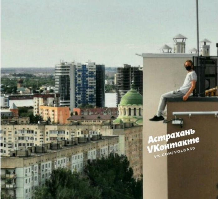 Астраханские руферы продолжают чихать на свою жизнь, залезая на крыши новостроек