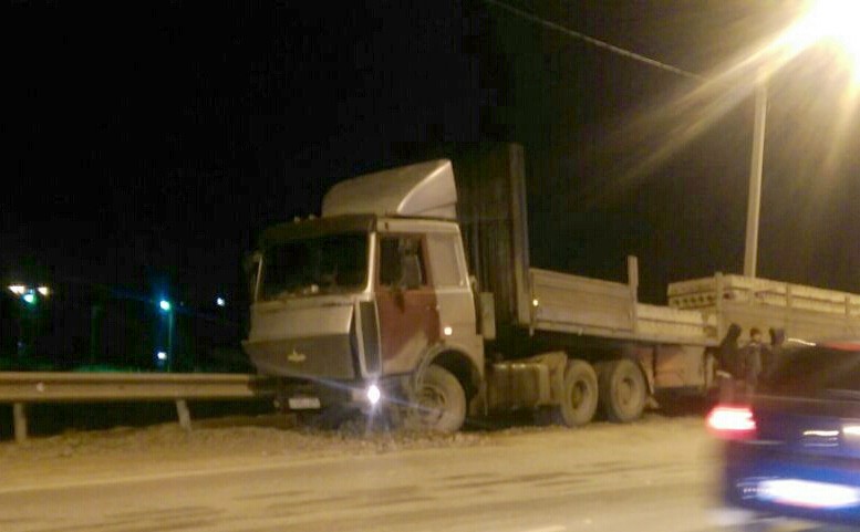 На астраханской трассе грузовик с бетонными плитами въехал в ограждение 