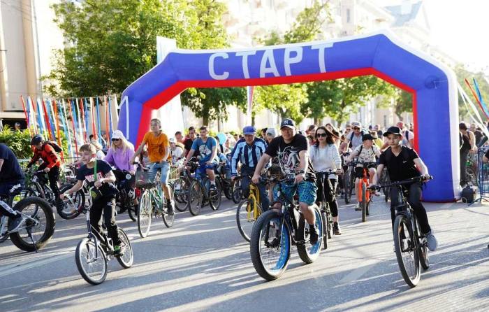 Высокие достижения начинаются с детских спортплощадок: с Днем физкультурника астраханцев поздравили главные лица региона