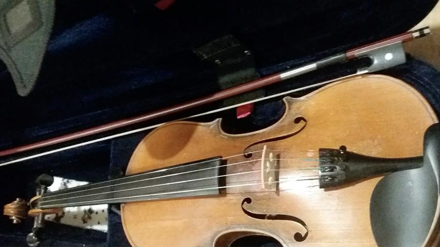 В Астрахани на чердаке дома нашли старинную скрипку Страдивари
