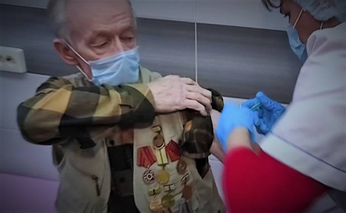 81-летний блокадник из Астрахани второй раз привился от коронавируса 