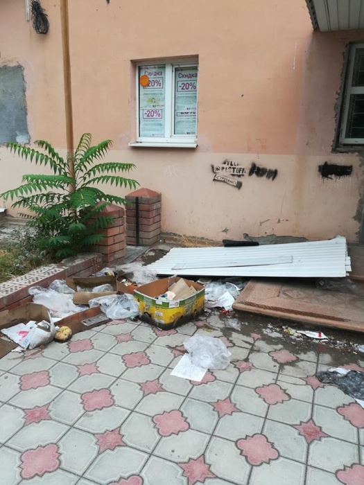 В Астрахани магазин устроил на своей территории свалку