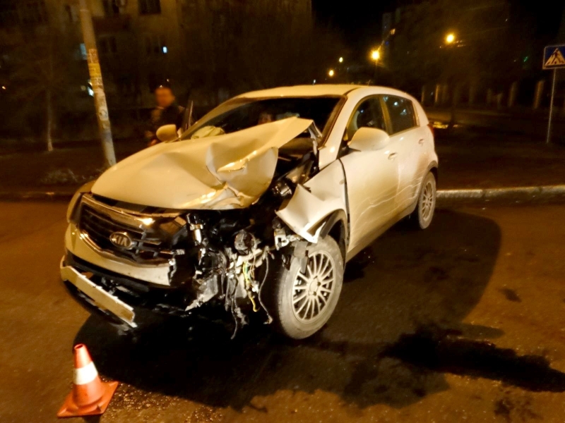 В Астрахани пьяный водитель бросил машину и убежал с места ДТП
