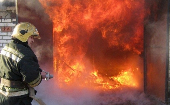 В Астрахани тушат крупный пожар на улице Славянская, есть пострадавший