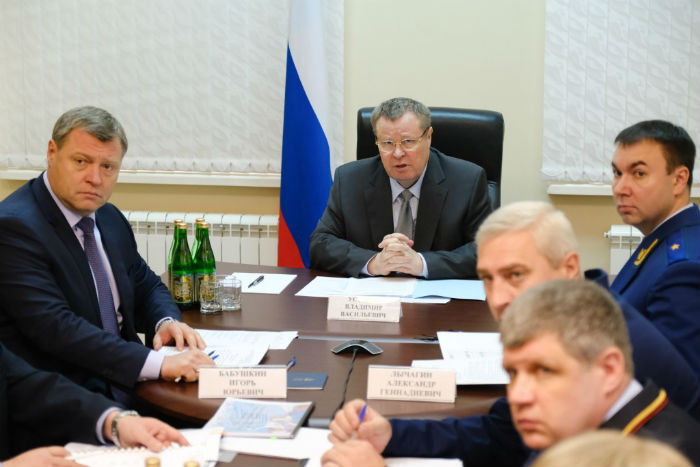 Полпред  Устинов провел в Астрахани совещание по гари