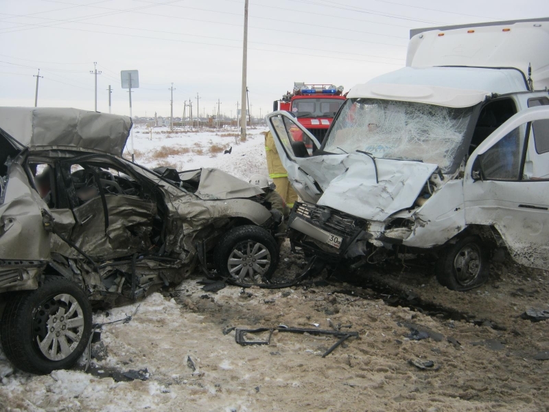 Под Астраханью столкнулись иномарка и грузовая «Газель»: два человека погибли, трое госпитализированы