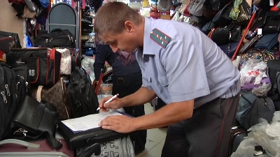 Продавцы астраханских рынков, завидев полицейских, закрывают свои отделы