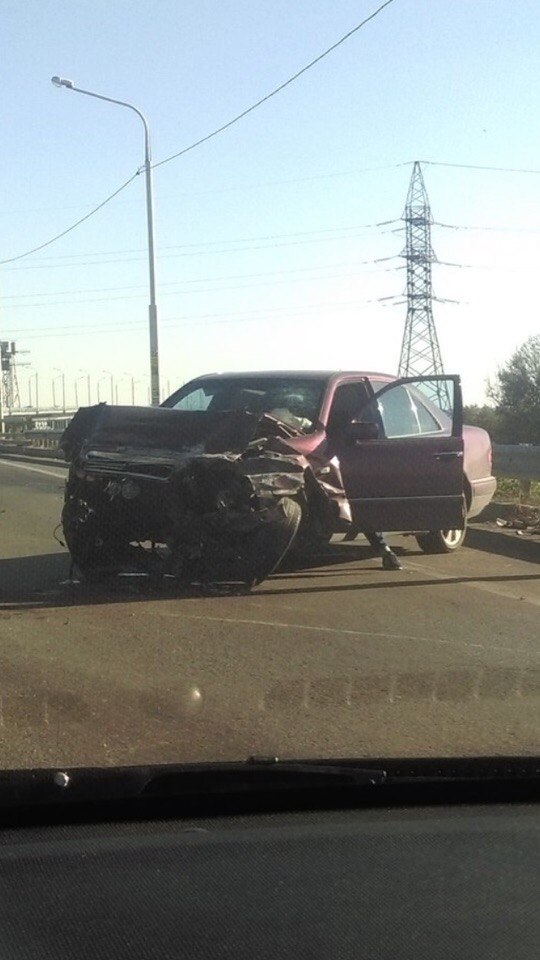 В результате аварии из автомобиля вылетел мотор. Фото