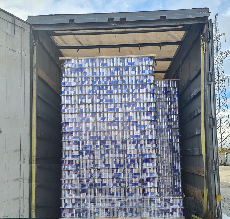 Астраханская таможня задержала фуру с 200 тысячами банок «окрыляющего» энергетика