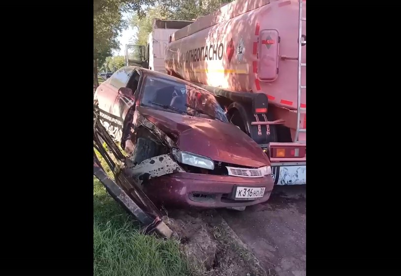 В Астрахани на Савушкина расплющило машину