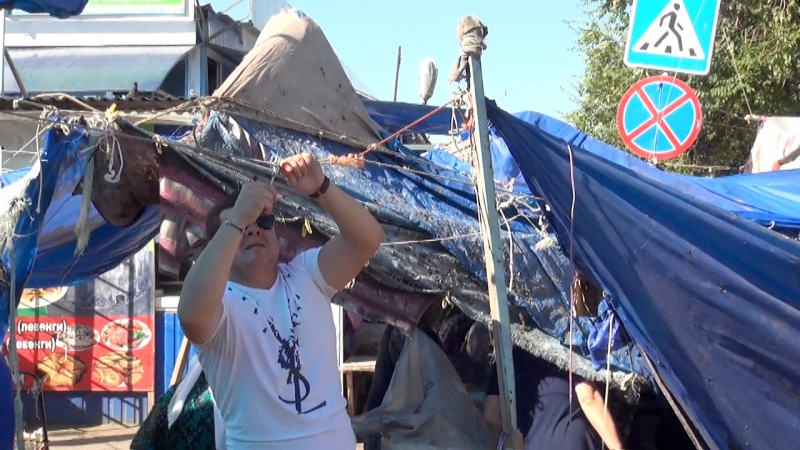 В Астрахани на Больших Исадах сносят незаконные павильоны