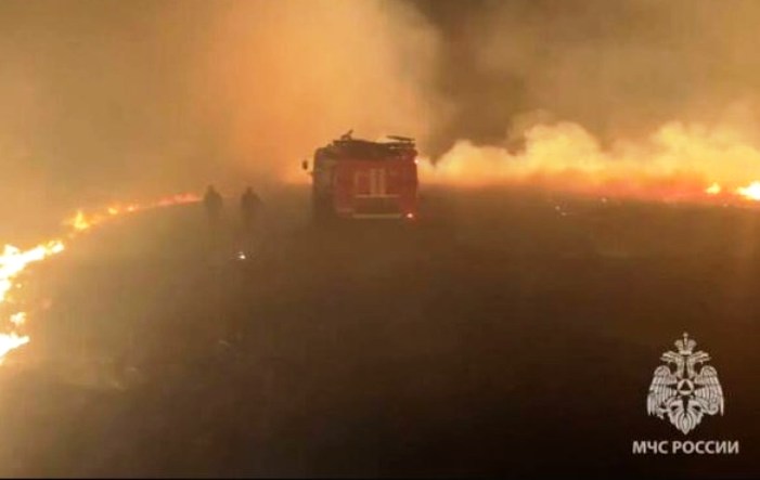 Под Астраханью почти полсуток тушили хозпостройку и сено