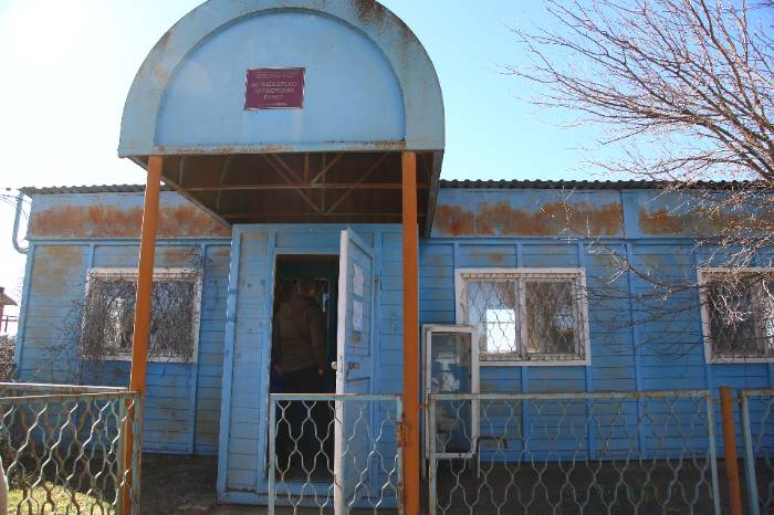 Леонид Огуль помогает жителям запаромной части села Оранжереи Икрянинского района решить «медицинский» вопрос 