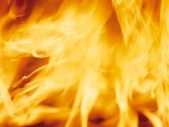 В Астрахани сгорели иномарка и автокран