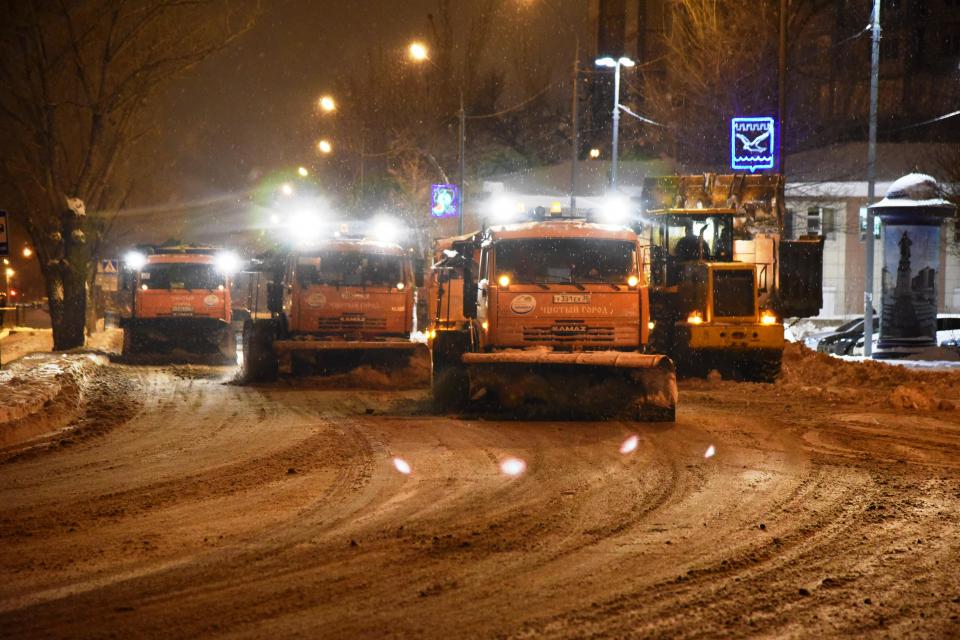 За ночь с улиц Астрахани вывезли более 10 тысяч кубометров снега
