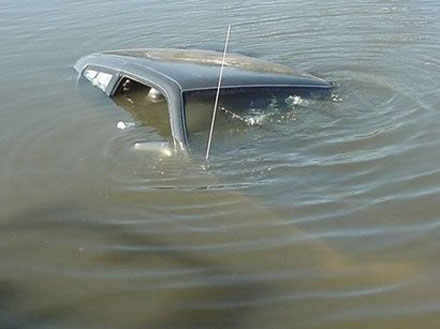 В Астрахани машина опрокинулась в канал