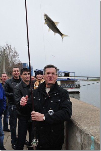 КАК ЖИЛКИН ШЕИНУ КРЮЧКИ НА УДОЧКЕ ПОПРАВЛЯЛ. Фестиваль «Вобла-2011» приобрел неожиданный политический окрас