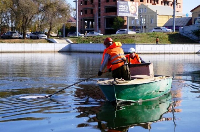 За 9 месяцев с акватории каналов Астрахани собрали 260 кубометров мусора