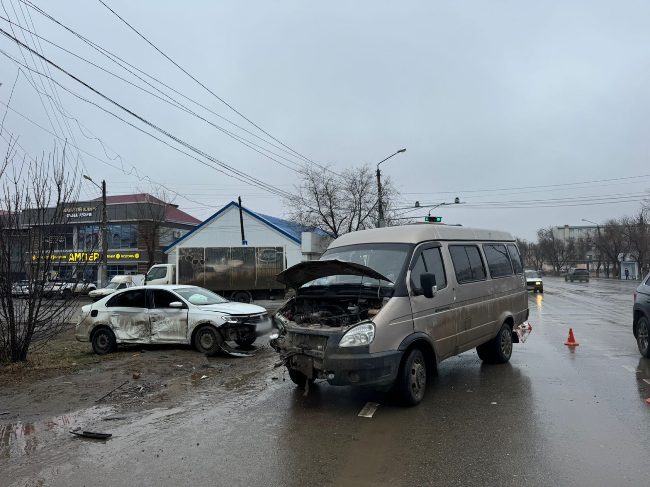 Двух детей доставили в больницу после столкновения в Астрахани маршрутки с иномаркой