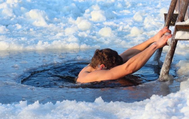 Более 6000 человек приняли участие в Крещенских купаниях