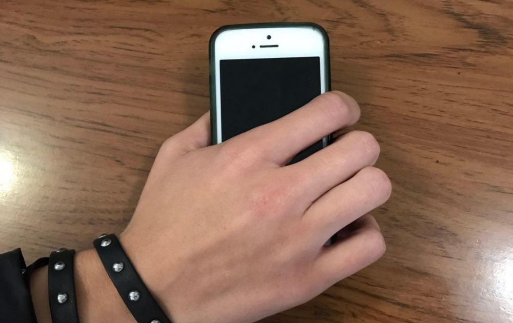 В Астрахани у заснувшего охранника кафе похитили телефон