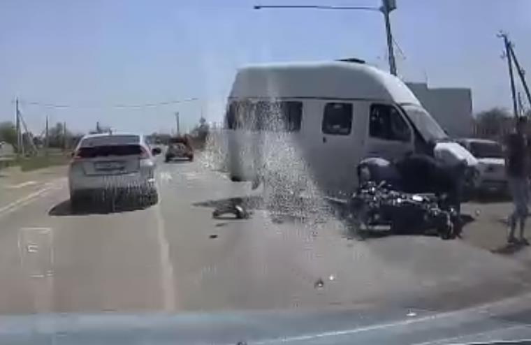 Мотоциклист на Кавасаки сбил астраханскую газель, набитую шашлыком